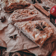 michela-trevisan-ricetta dello-strudel-di-mele-senza-zucchero-con-nocciole-tostate